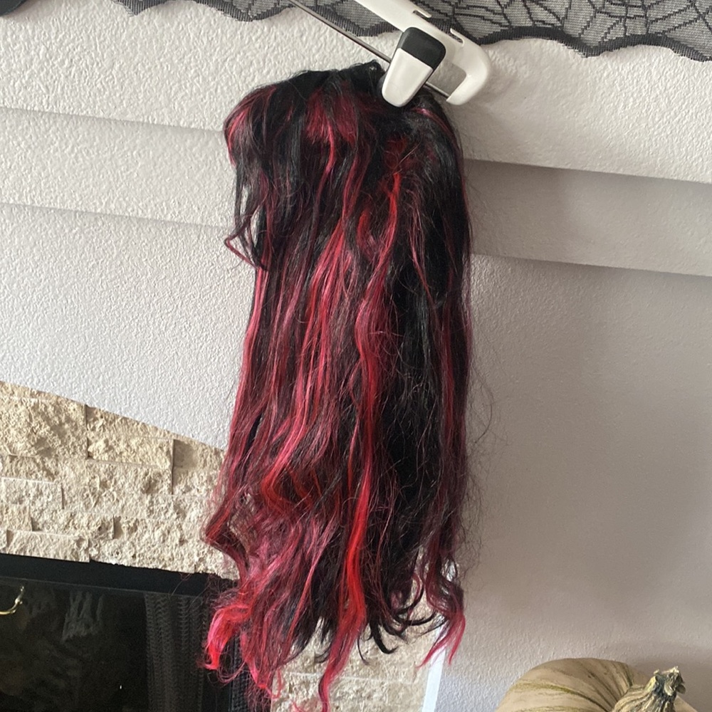 Red/black wig - Picture 4 of 9